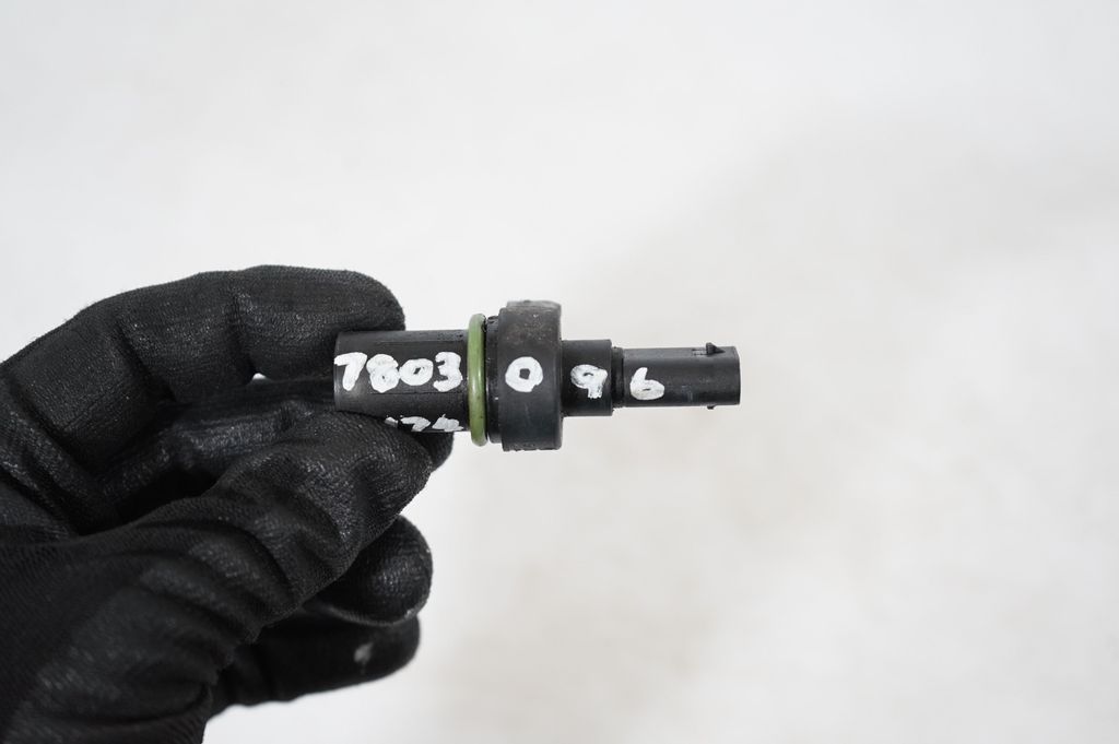 Camshaft speed sensor (7)