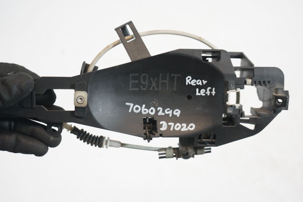 Rear door exterior handle/bracket (7)