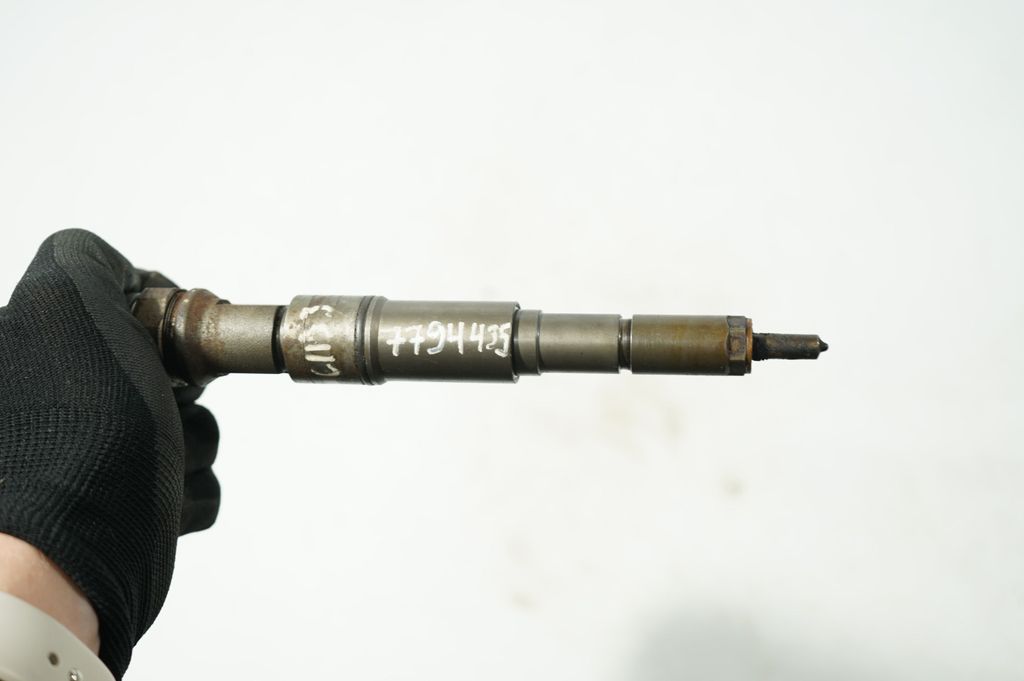 Fuel injector (7)