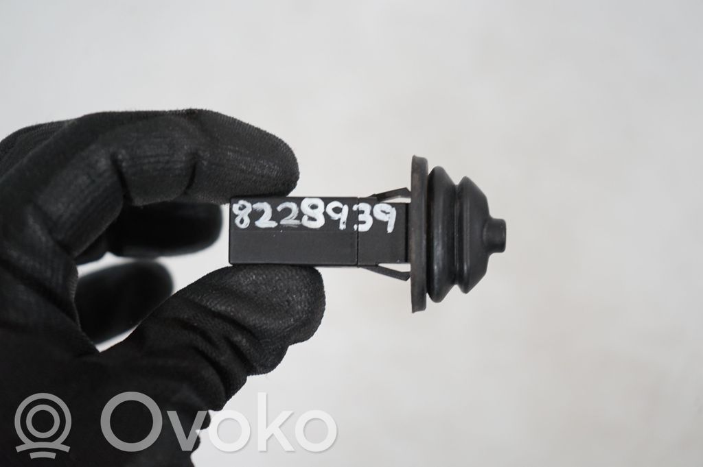 Fuel tank cap lock (9)