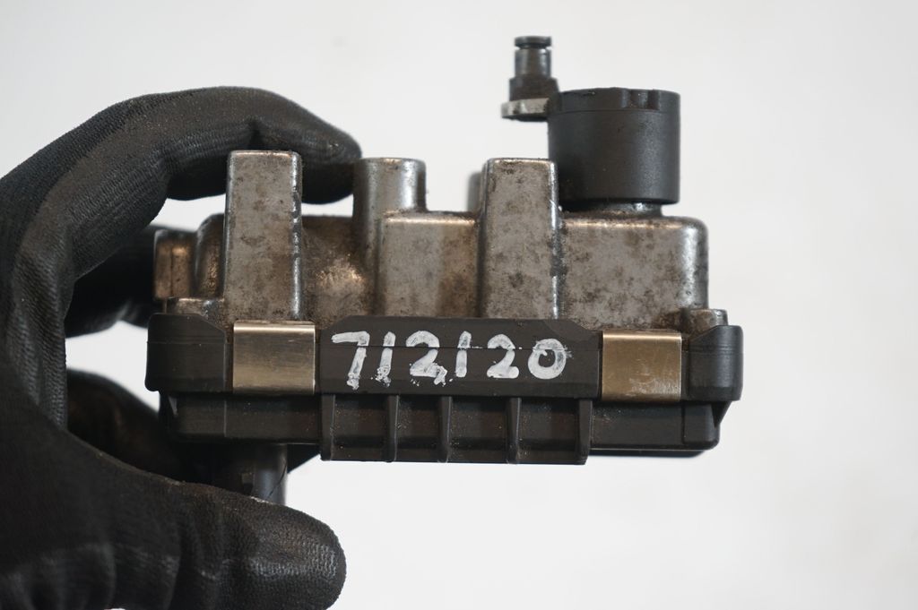 Turbine electric control actuator (9)