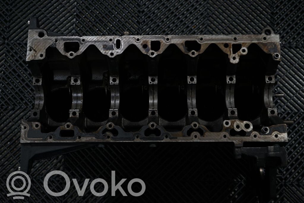 Engine block (12)