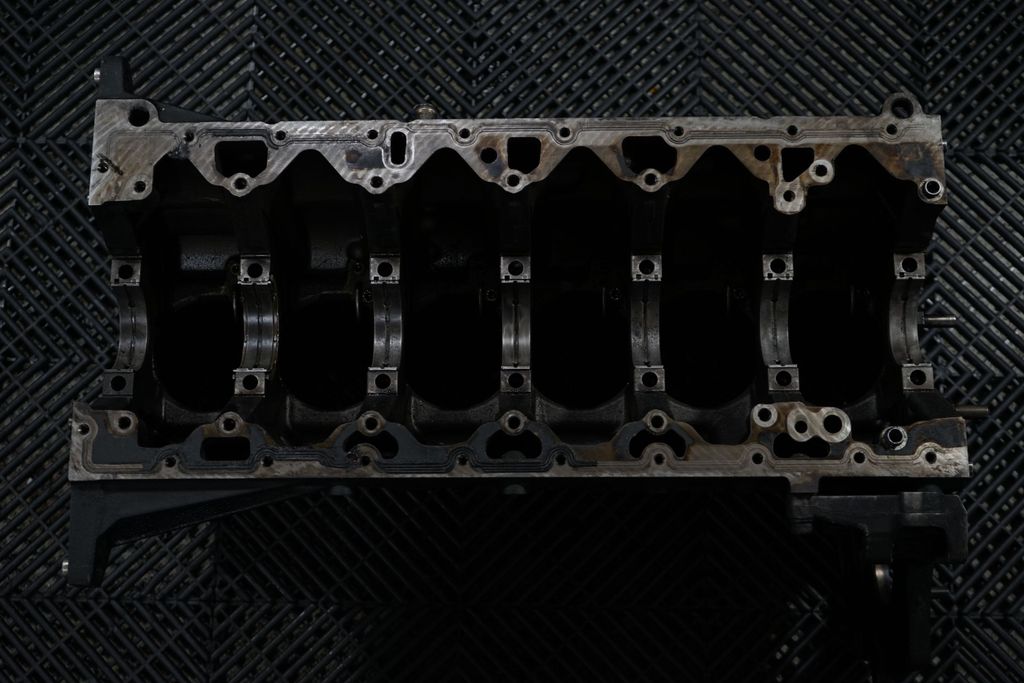 Engine block (12)