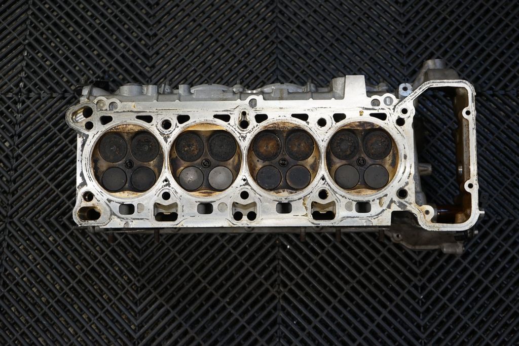 Engine head (13)