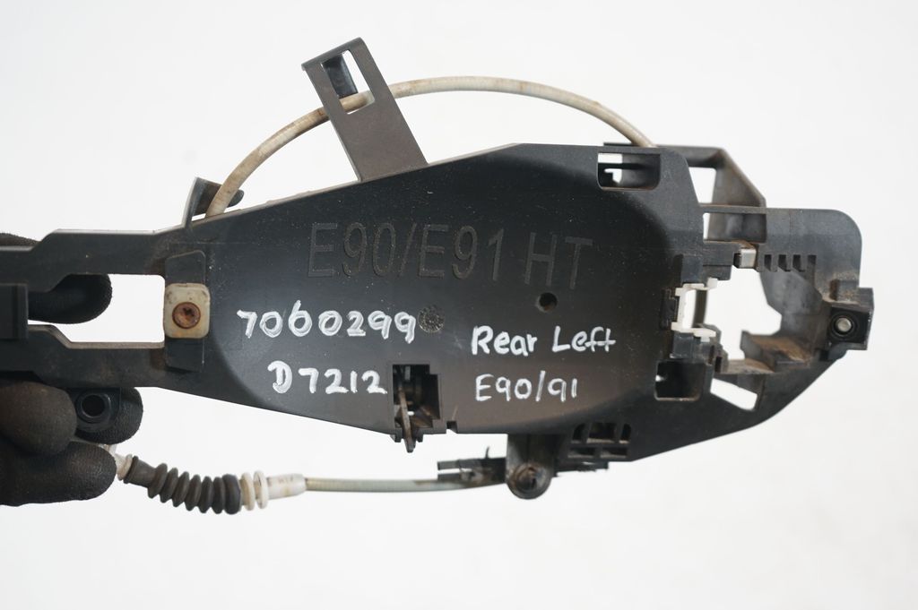 Rear door exterior handle/bracket (7)