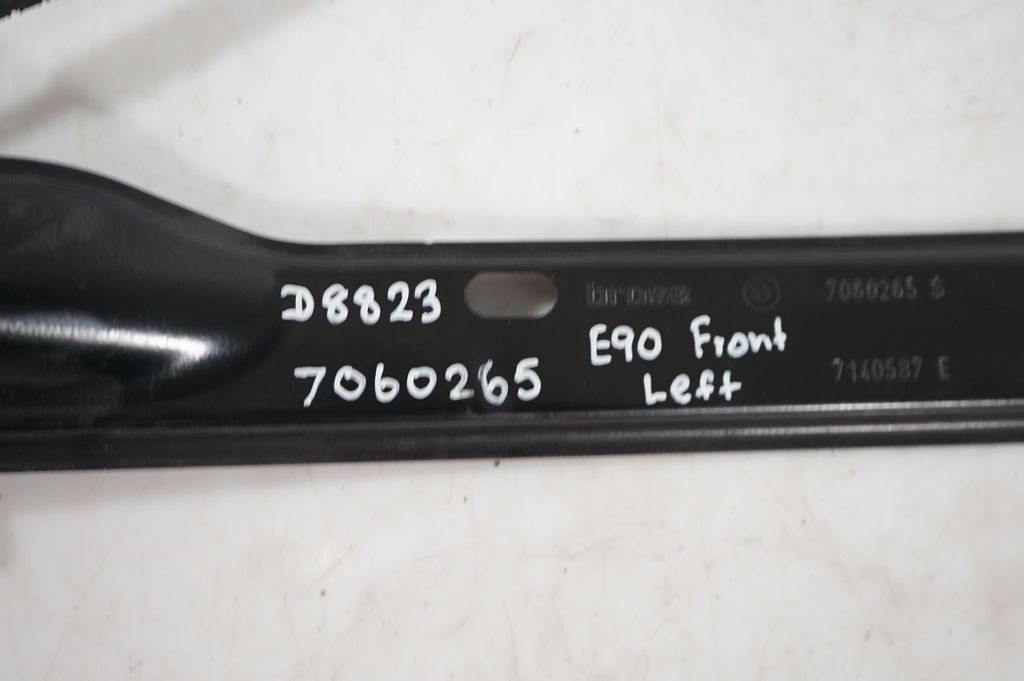 Front door window regulator with motor (9)