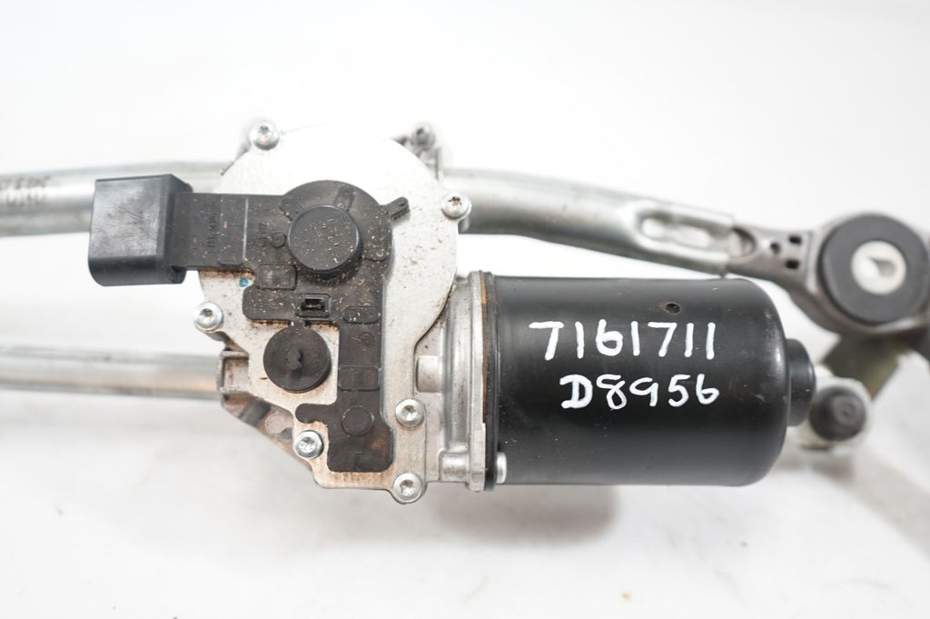 Front wiper linkage and motor (10)