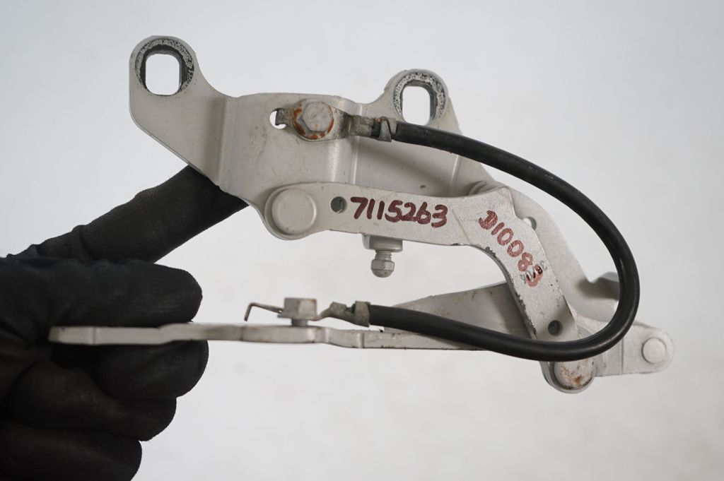 Engine bonnet/hood hinges (7)