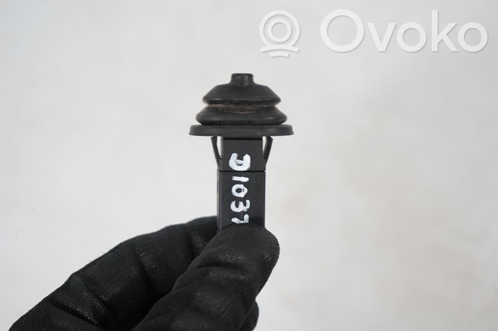 Fuel tank cap lock (7)