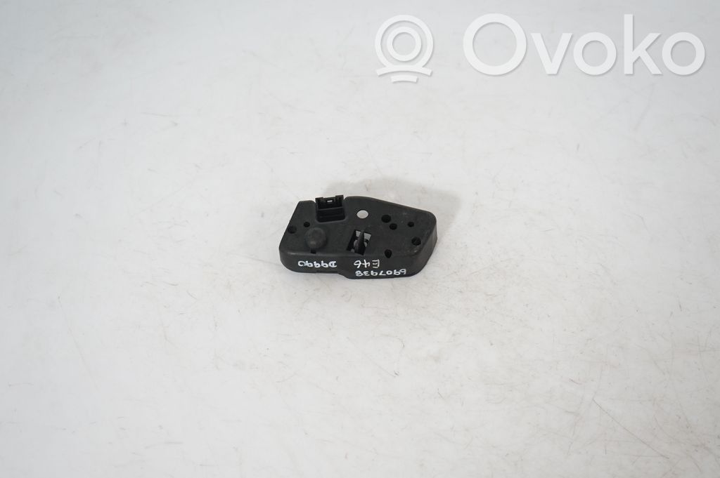 Tail light bulb cover holder (5)