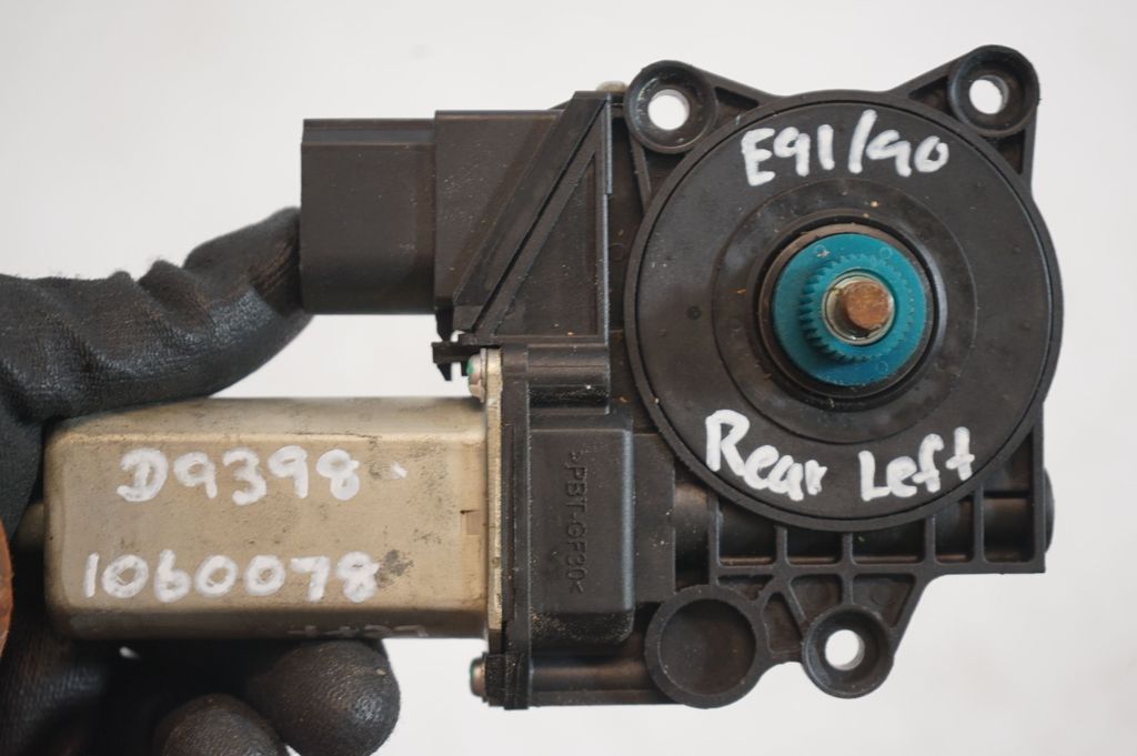 Rear door window regulator with motor (9)