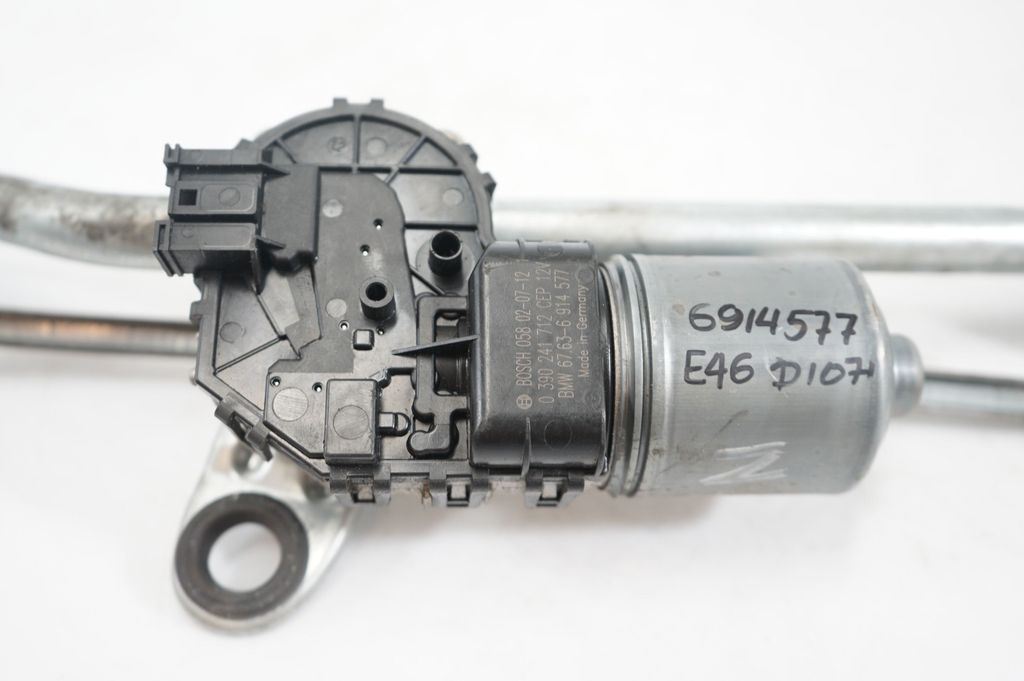 Front wiper linkage and motor (10)