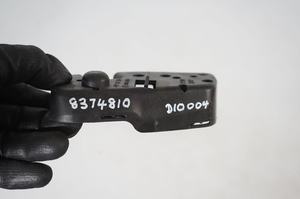 Tail light bulb cover holder (8)