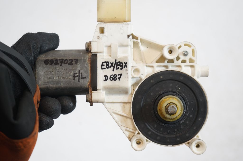 Front door window regulator with motor (8)