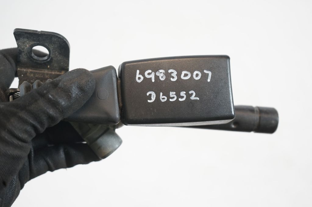 Rear seatbelt buckle (7)