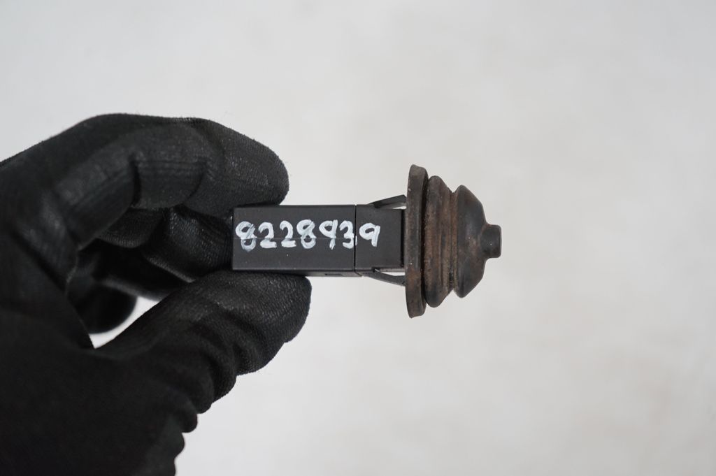 Fuel tank cap lock (8)