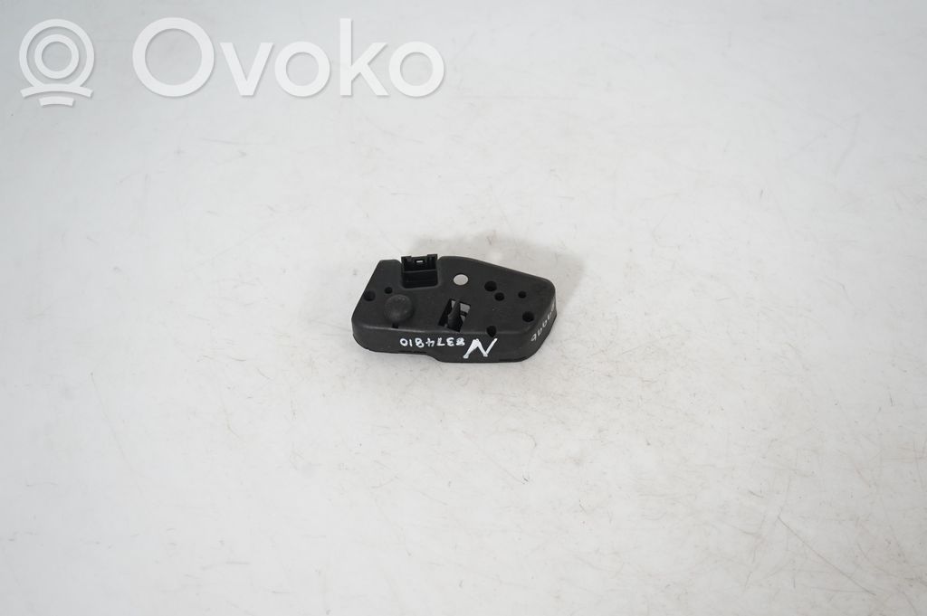 Tail light bulb cover holder (5)