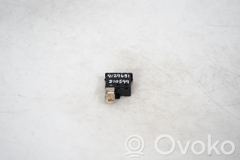 AUX in-socket connector