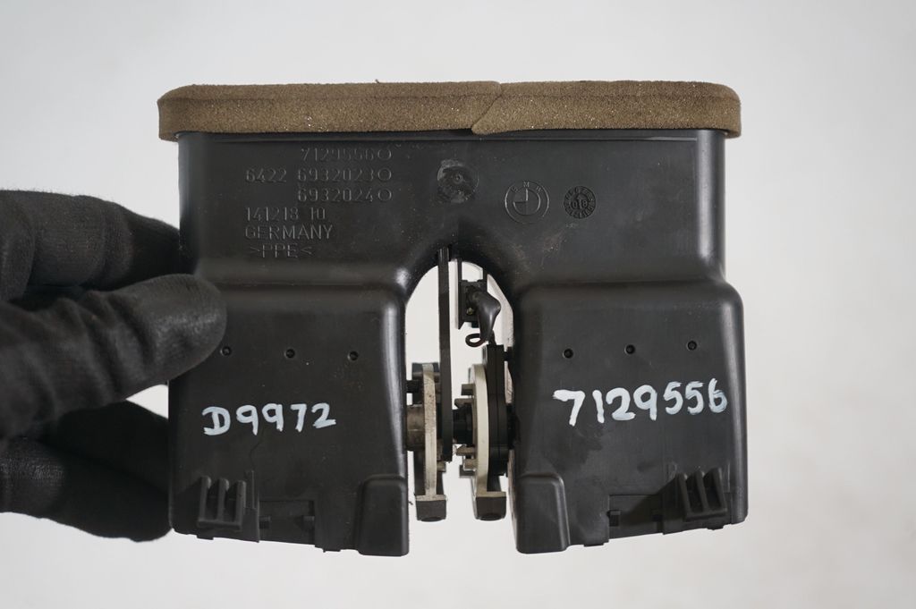 Rear air vent grill (8)