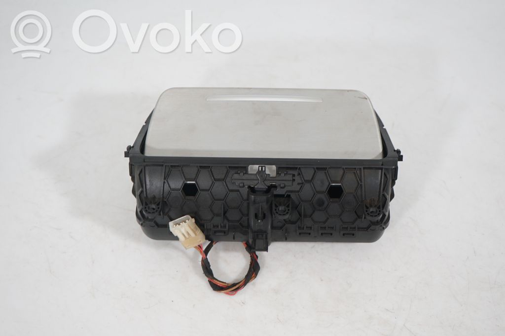 Cup holder front (3)