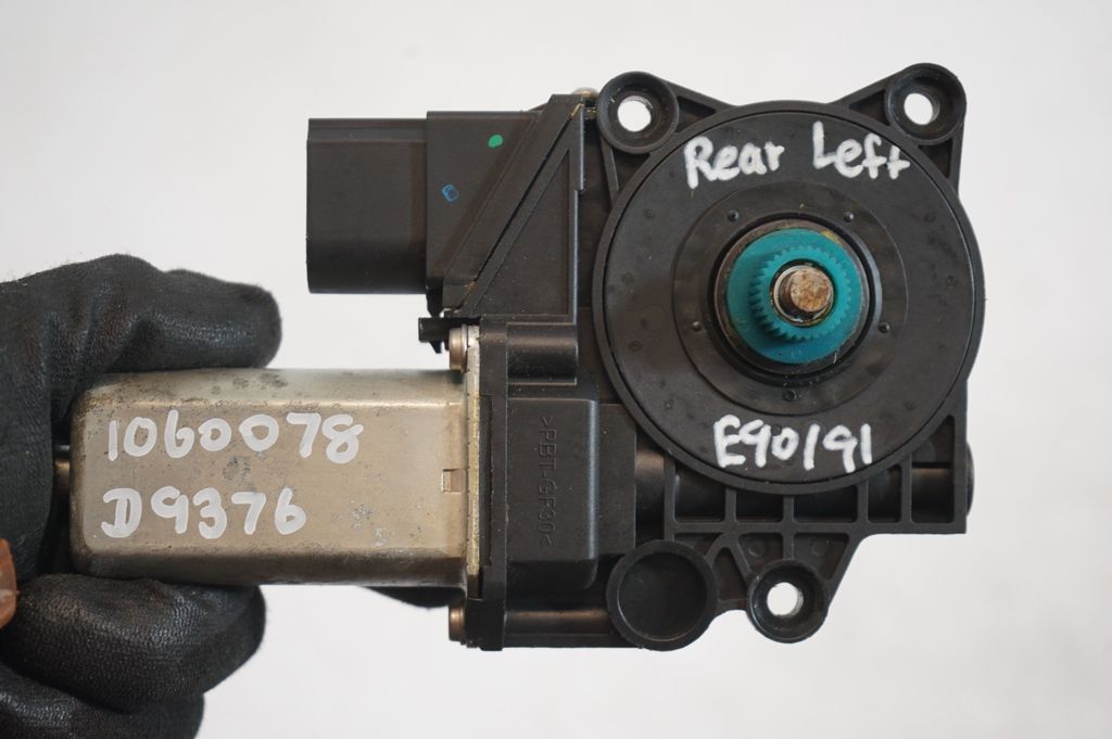 Rear door window regulator with motor (8)