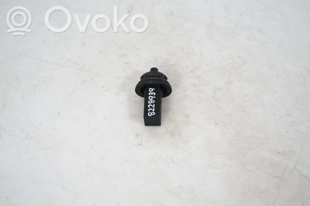 Fuel tank cap lock (4)