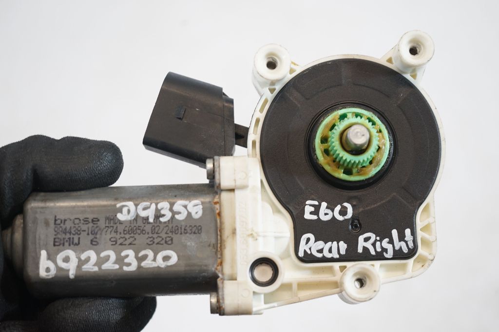 Rear door window regulator with motor (8)