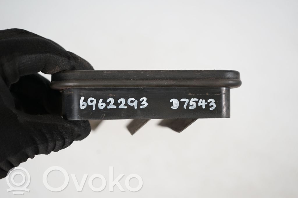 Quarter panel pressure vent (8)