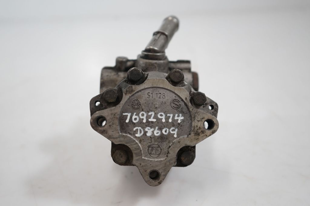 Power steering pump (10)