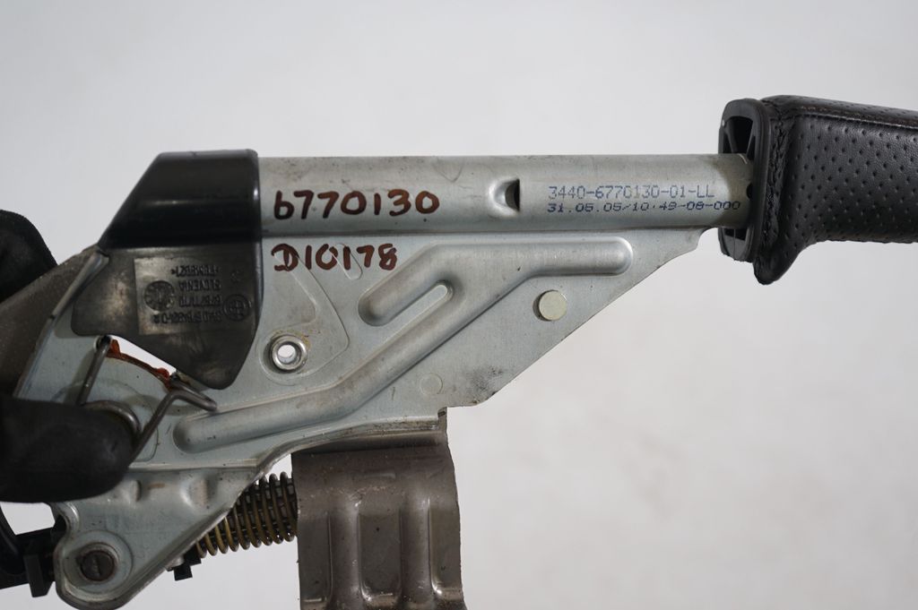 Handbrake/parking brake lever assembly (8)