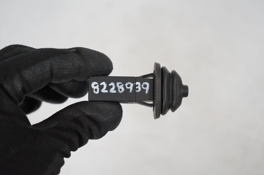 Fuel tank cap lock (8)