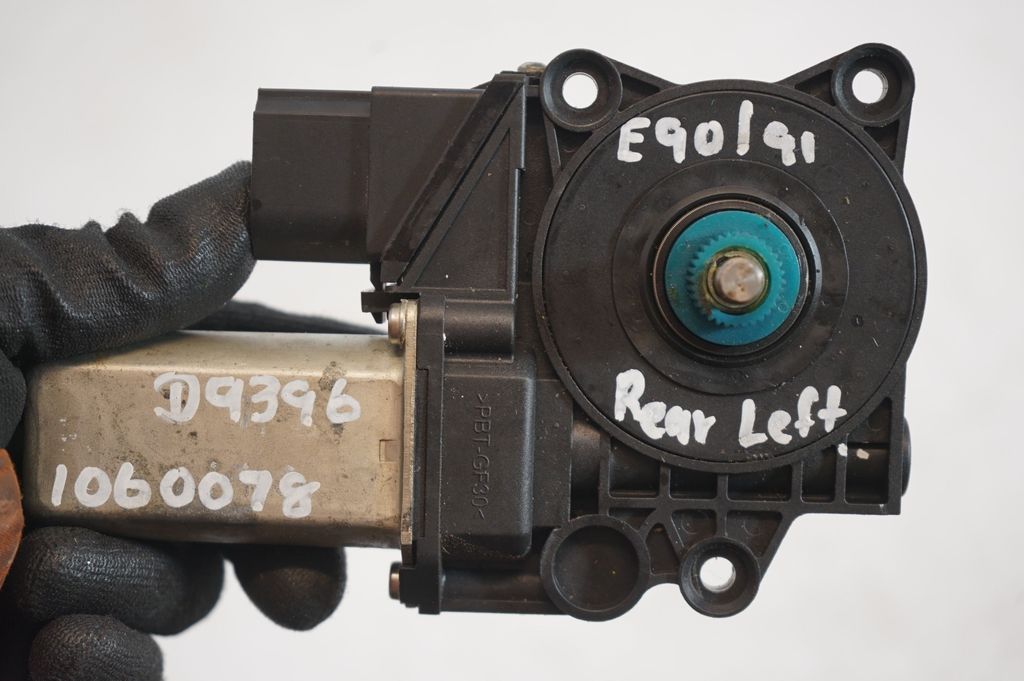 Rear door window regulator with motor (9)