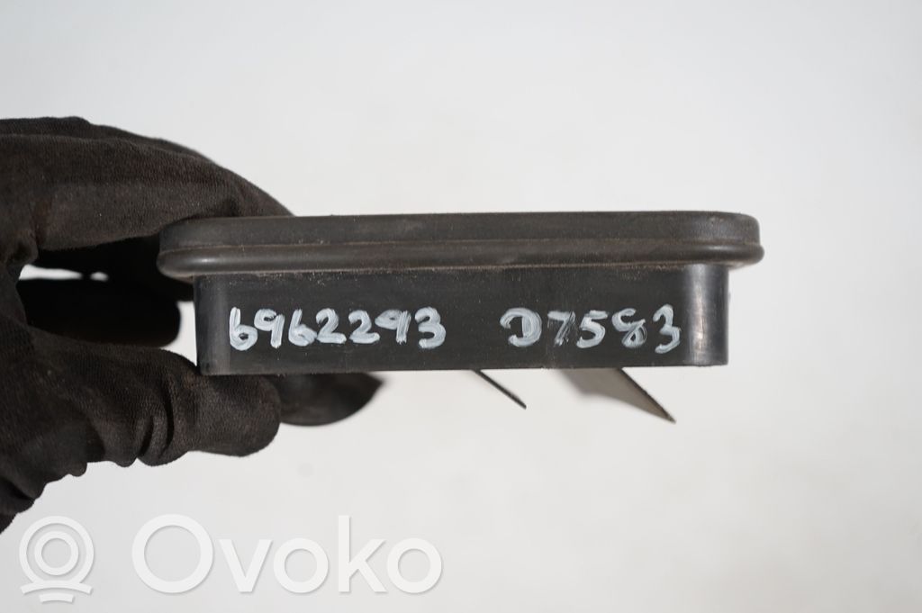 Quarter panel pressure vent (10)