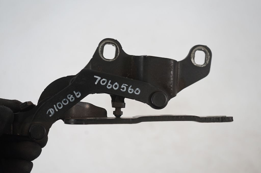 Engine bonnet/hood hinges (7)