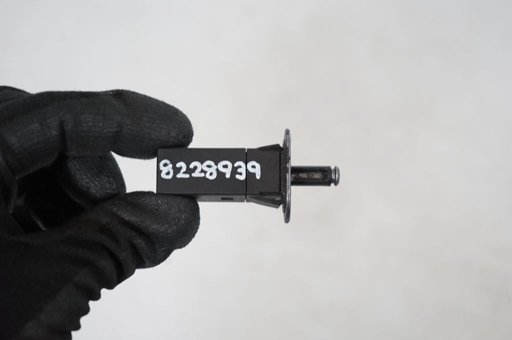 Fuel tank cap lock (9)