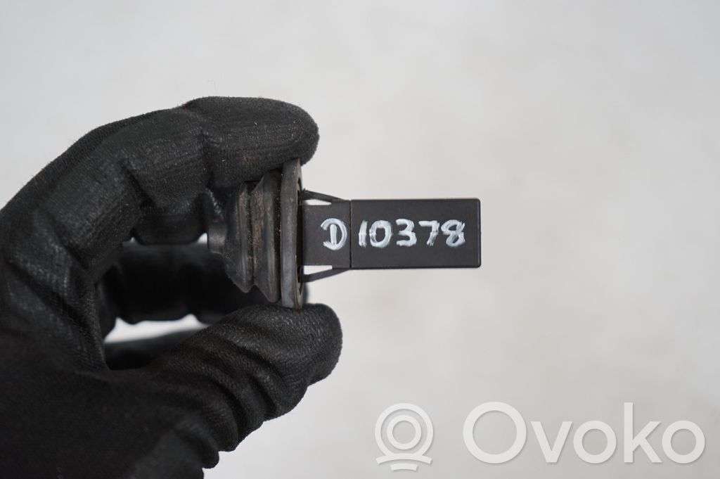 Fuel tank cap lock (7)