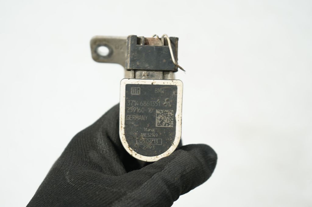 Accelerator throttle pedal (7)