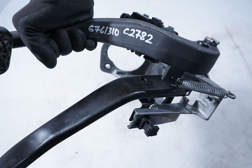 Pedal assembly (8)