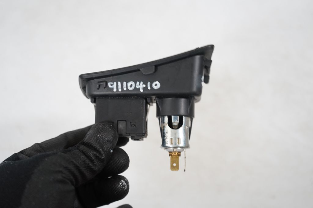 AUX in-socket connector (9)