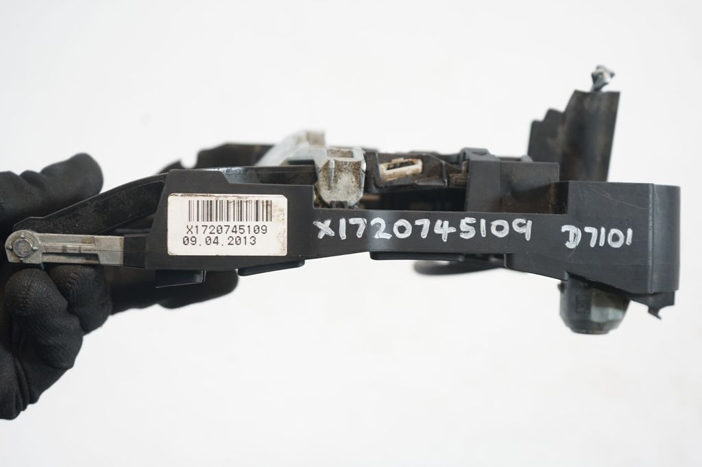 Front door exterior handle/bracket (10)