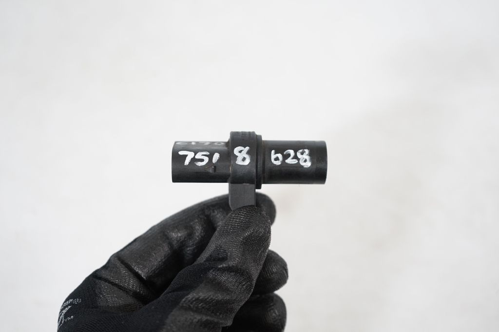 Camshaft position sensor (8)