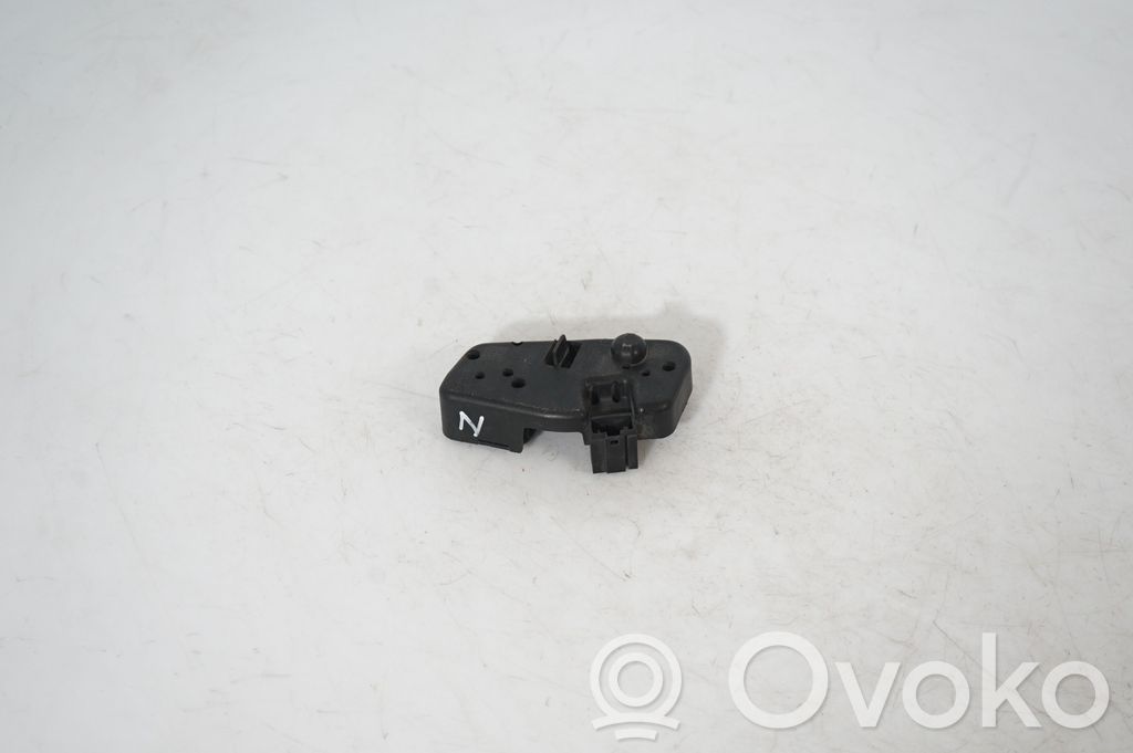 Tail light bulb cover holder (5)