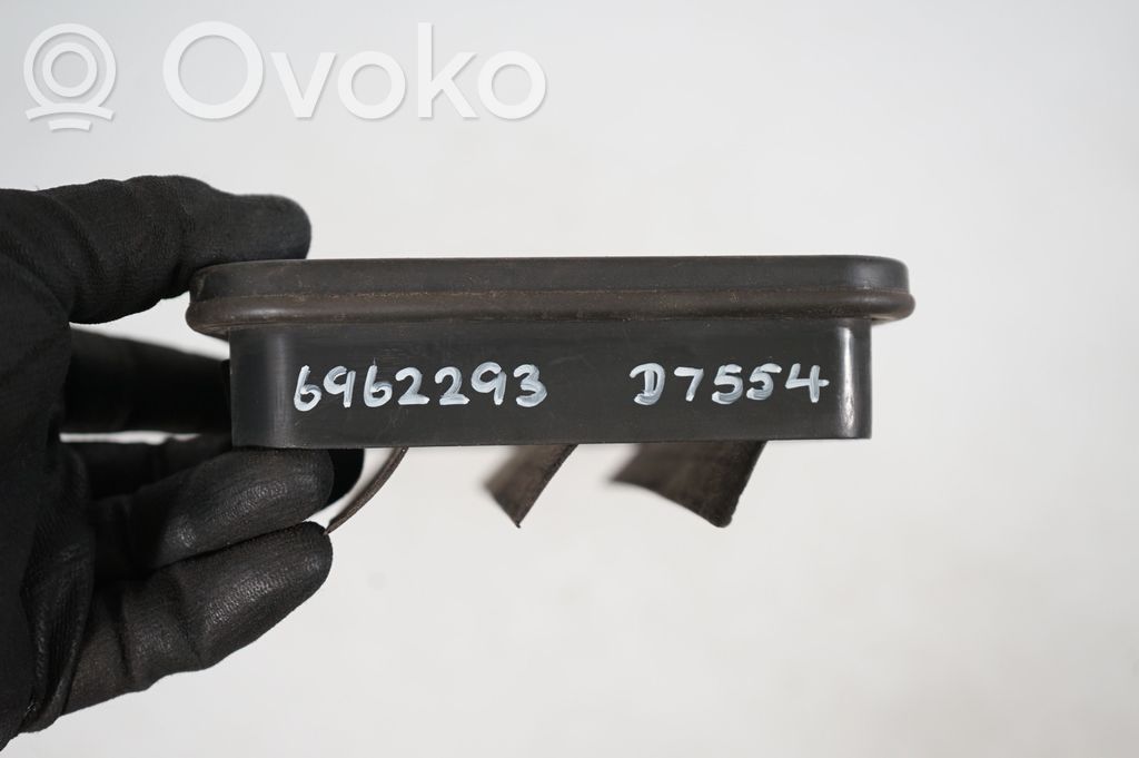 Quarter panel pressure vent (8)