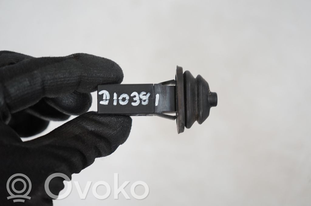 Fuel tank cap lock (7)