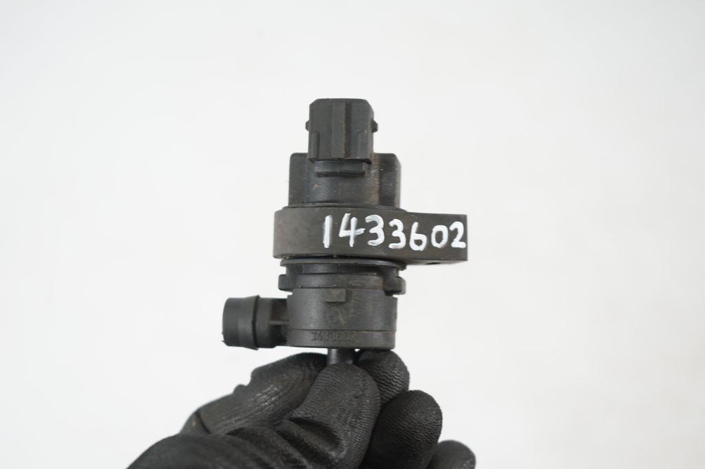 Vacuum valve (8)
