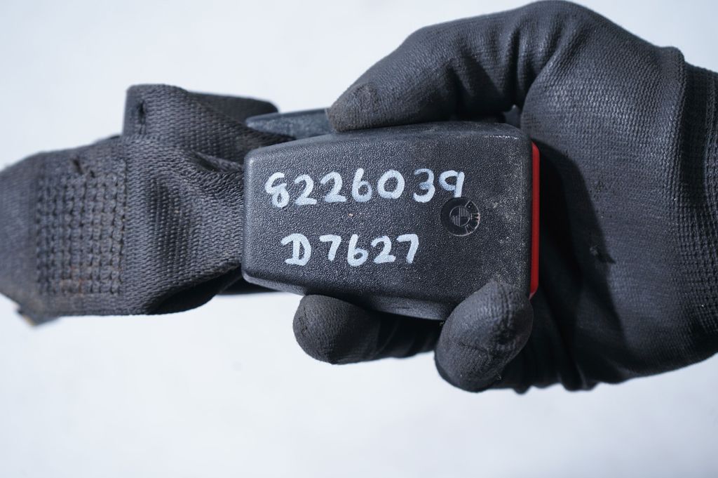 Rear seatbelt buckle (7)