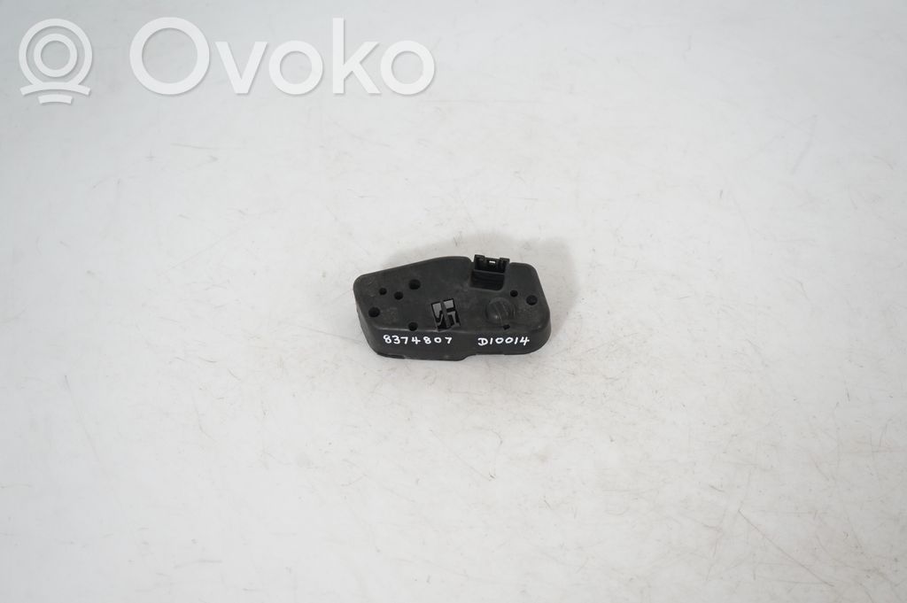 Tail light bulb cover holder (6)