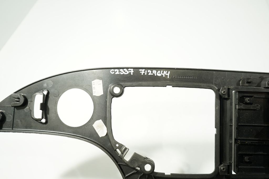 Gear shifter surround trim plastic (7)