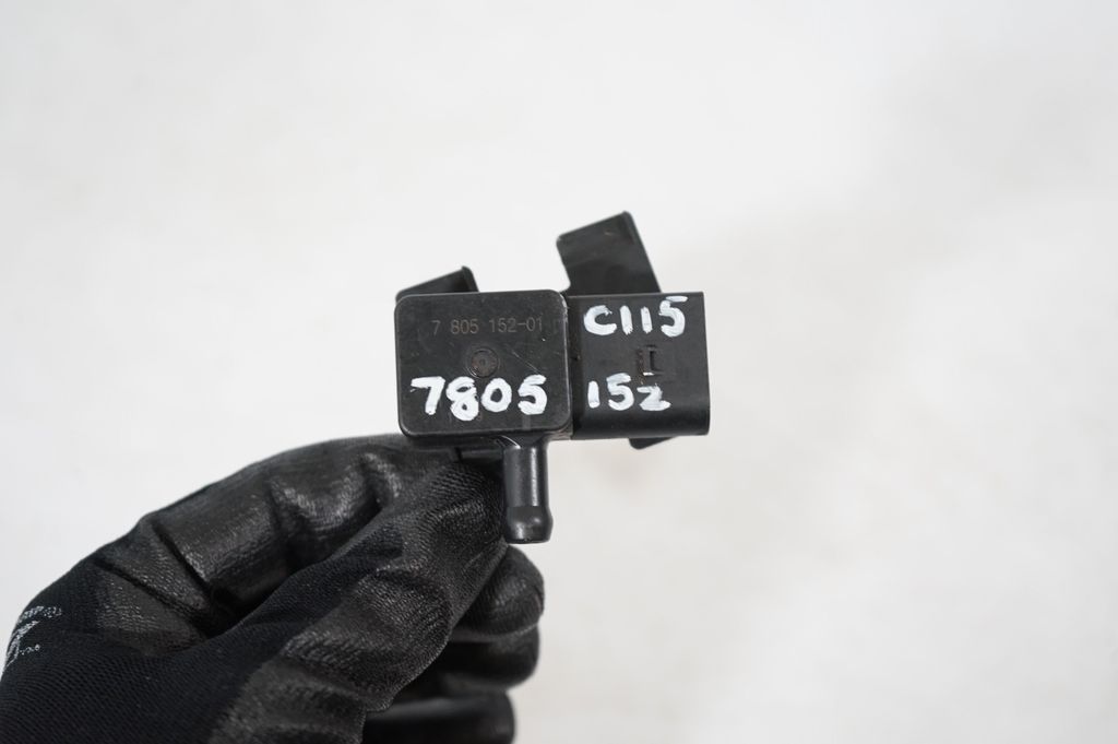 Exhaust gas pressure sensor (8)