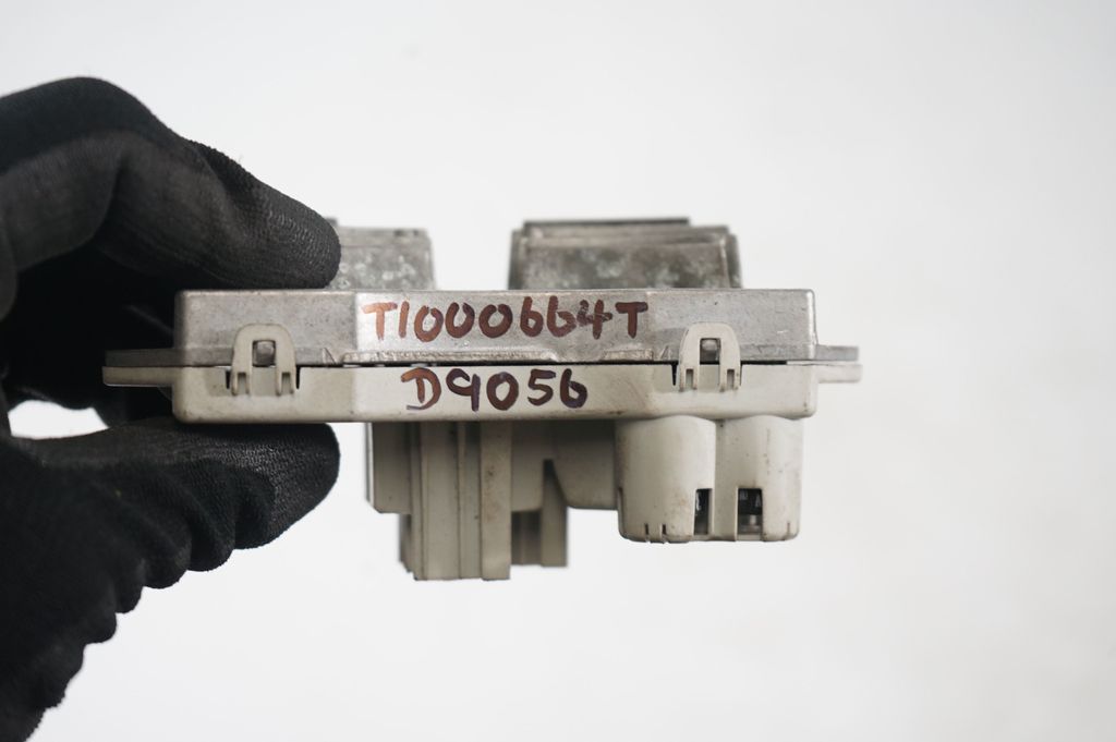 Heater blower motor/fan resistor (8)